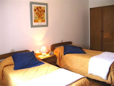 bed room with doble bed