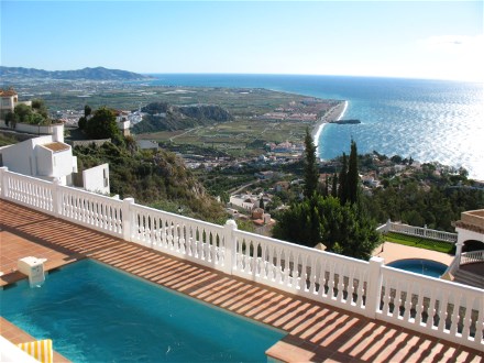 Von der Terrasse haben Sie einen weiten Blick auf Salobrena, Motril und Torrenueva