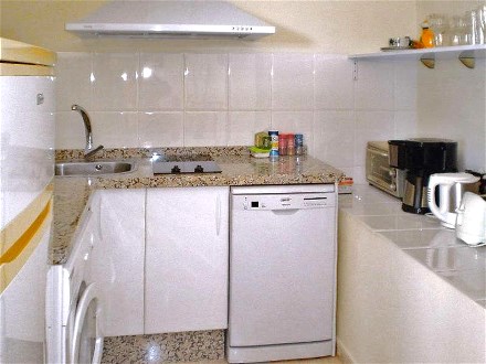 Die K�che ist gut ausgestattet mit Sp�lmaschine und Waschmaschine