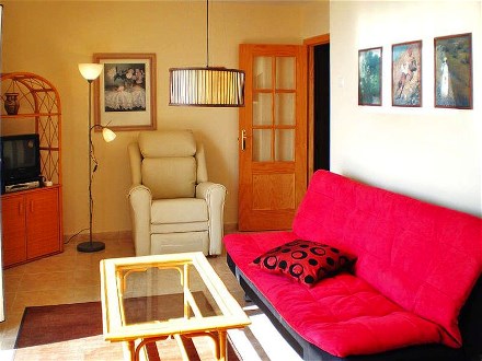 In der 55 qm gor�en Fereinwoohnung steht diese rote Schlafcouch