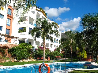 Der ovale Pool ist das ganze Jahr bef�llt