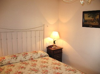 Ein Schlafzimmer hat ein Doppelbett und einen gro�en Einbauschrank
