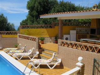 Am Pool gibt es eine �berdachte Grillecke mit Esstisch