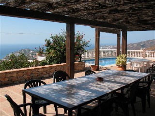 Neben der Pool Terrasse gibt es �berdachten Sitzpatz mit Grillecke und gro�em Tisch