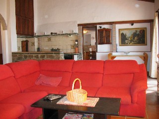 Im Wohnzimmer steht eine gro�e rote Couch