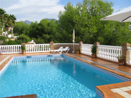 Vom Pool haben Sie auch einen sch�nen Blick auf die Berge