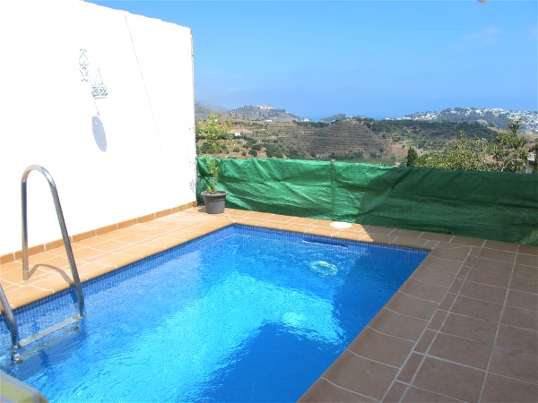 Der private Pool l�iegt auf der unteren Terrasse