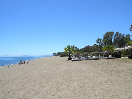 Der gepflegte Strand l�dt zu langen Spazierg�ngen ein