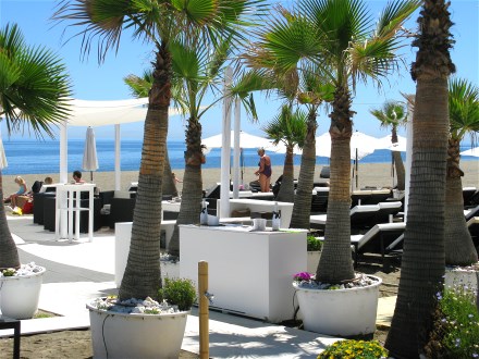 Am Strand unterhalb vom Haus k�nnen Sie diese gem�tlichen Liegen mieten