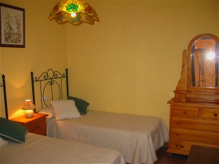 Das Schlafzimmer hat zwei Einzelbetten