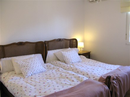 in diesem Schlafzimmer stehen zwei 105 cm breite Einzelbetten
