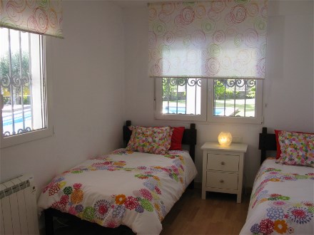 Auch dieses Schlafzimmer mit zwei Einzelbetten liegt im Erdgescho�