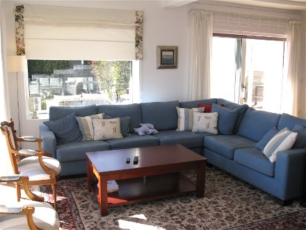 Das Wohnzimmer hat grosse Terrassent�ren, die viel Licht herein lassen