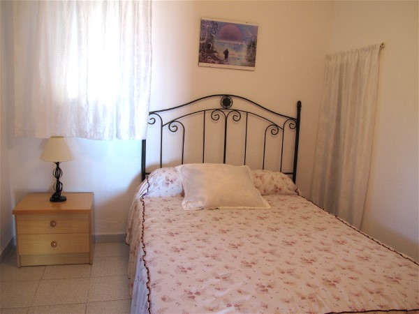 Das Schlafzimmer hat ein Doppelbett