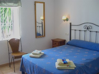 Das Schlafzimmer hat ein grosses Doppelbett und Einbauschr�nke