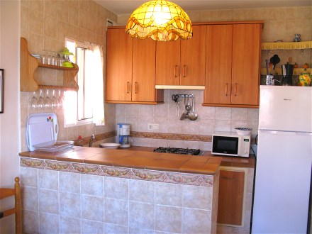 Die K�che ist gut ausgestattet und hat einen grossen K�hlschrank
