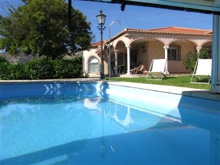 Genie�en Sie den Pool vom Fr�hjahr bis zum sp�ten Herbst