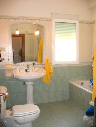 Das Bad mit Wanne und gro�er Duschkabine ist hell gefliest