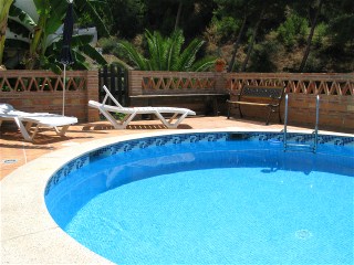 Der runde Pool ist ganzj�hrig bef�llt.