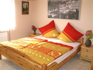 Schlafzimmer mit grossem Doppelbett