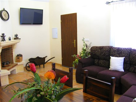 Das Wohnzimmer hat einen offenen Kamin, Sat-TV mit deutschen Programmen und WiFi Internet