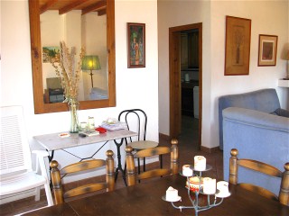 Das Wohnzimmer mit blauer Couch und Esstisch ist ansprechend eingerichtet